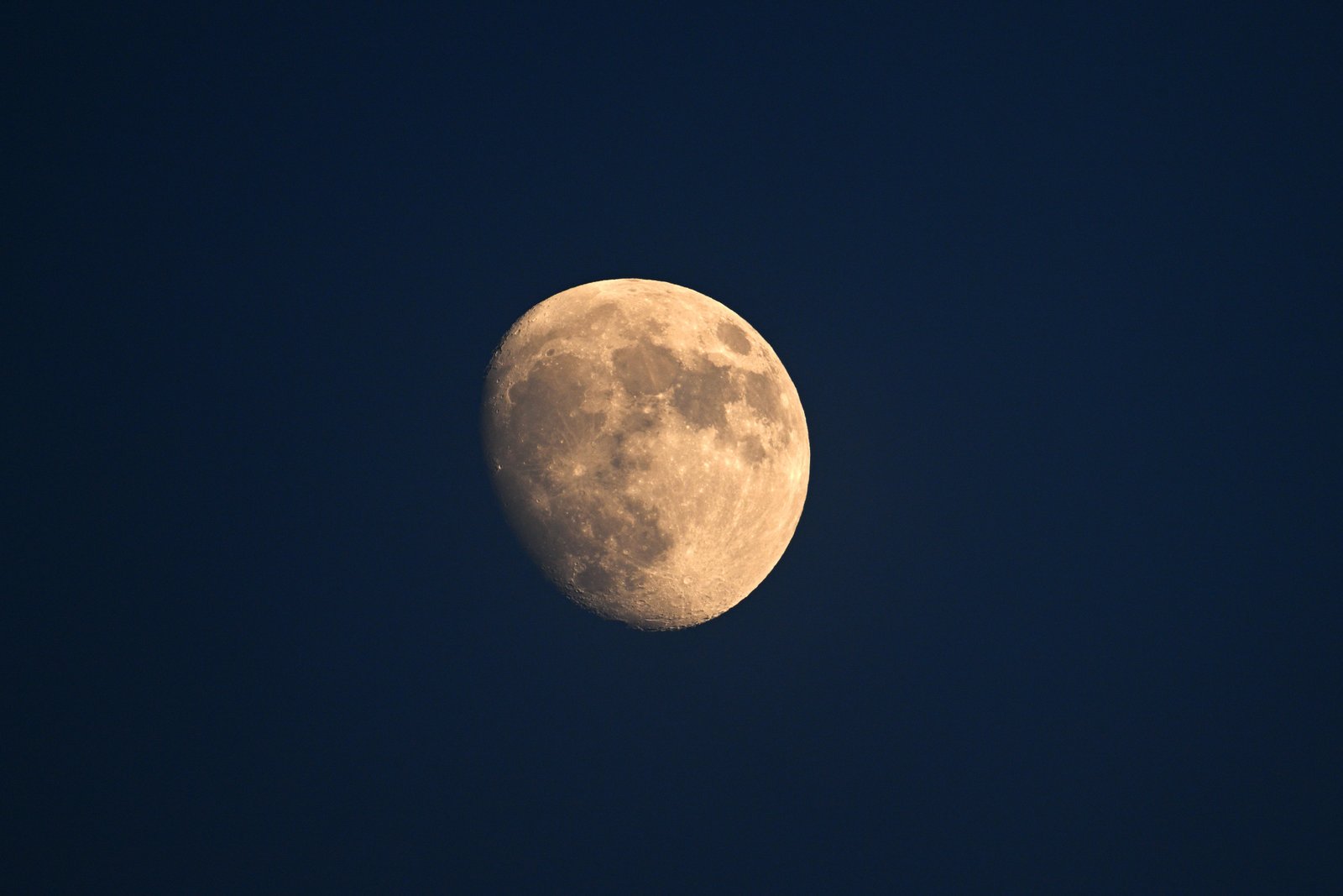 crescent-moon-2024-12-05-23-44-17-utc